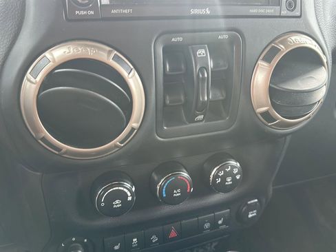 Used 2016 Jeep Wrangler Unlimited Sahara image 27