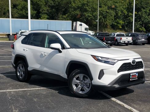 Used 2025 Toyota RAV4 XLE image 2