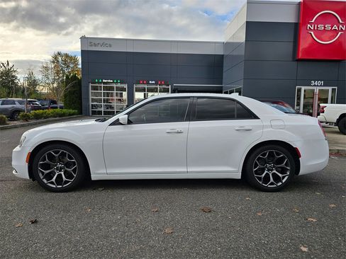 Used 2017 Chrysler 300 S image 8