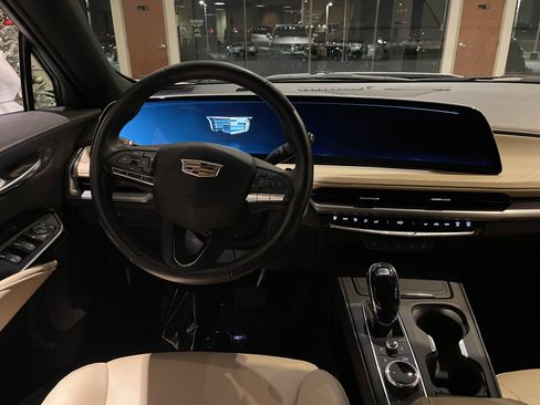 Certified 2024 Cadillac XT4 Luxury w/ Cold Weather Package image 15