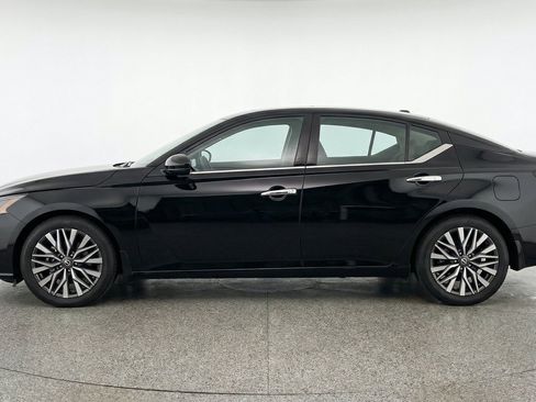Used 2025 Nissan Altima 2.5 SV FWD image 5