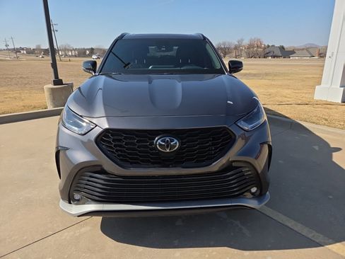 Used 2024 Toyota Highlander XSE image 2