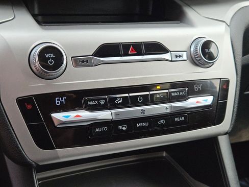 Used 2021 Ford Explorer XLT image 33