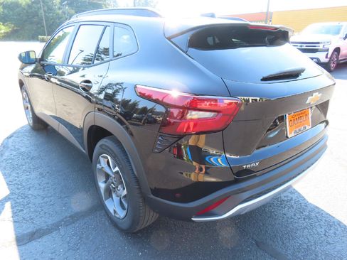 New 2025 Chevrolet Trax LT w/ Sunroof Package image 5