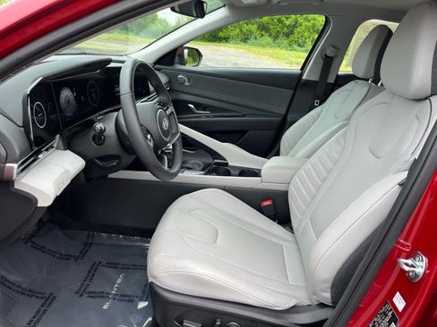 Used 2025 Hyundai Elantra Limited FWD image 13
