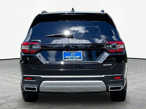 Used 2025 Honda Pilot Touring image 7