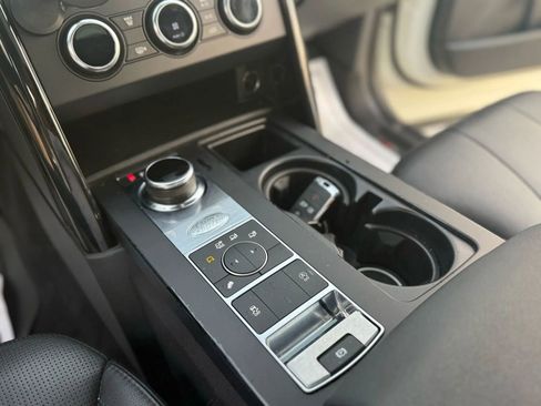 Used 2019 Land Rover Discovery SE image 21