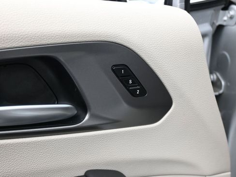 Used 2024 Chrysler Pacifica Select image 17