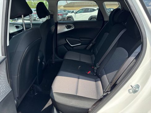 Used 2025 Kia Soul LX w/ LX Technology Package FWD image 24