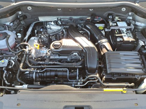 Certified 2025 Volkswagen Taos SE image 27