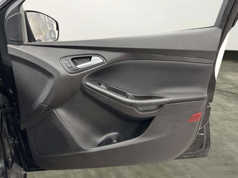 Used 2018 Ford Focus SE w/ SE Appearance Package image 18