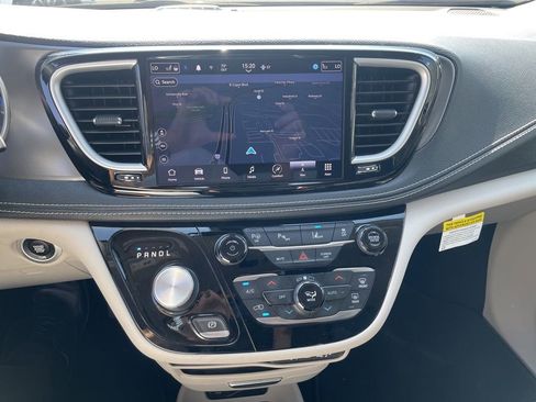 Used 2022 Chrysler Pacifica Touring-L w/ Uconnect Theater Family Group image 21