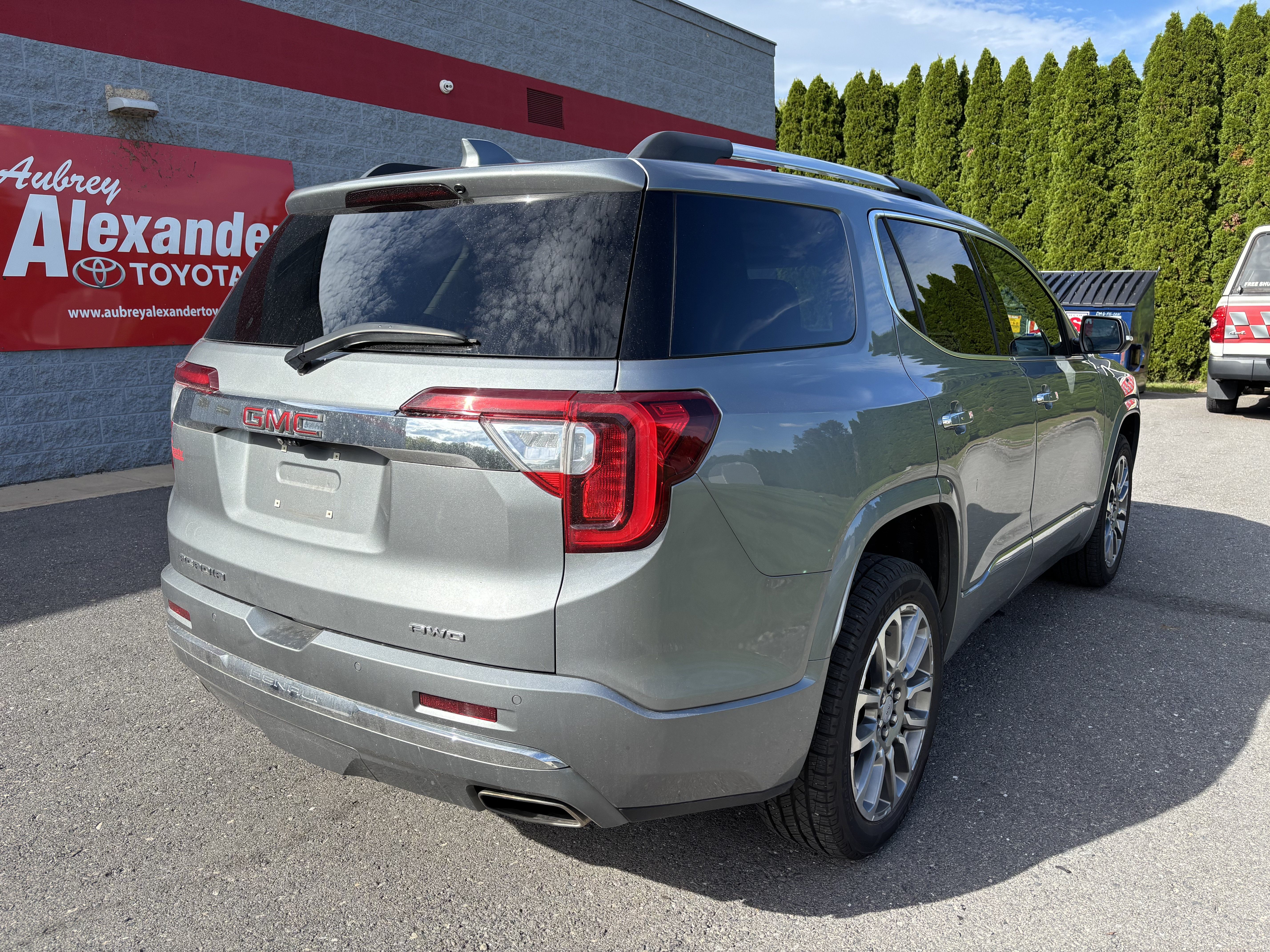 Used 2023 GMC Acadia Denali w/ Denali Technology Package AWD/4WD image 3