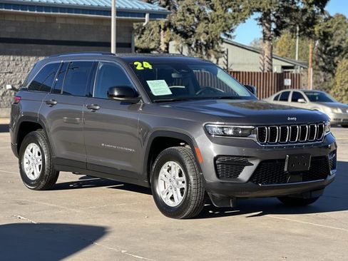 Used 2024 Jeep Grand Cherokee Laredo image 1