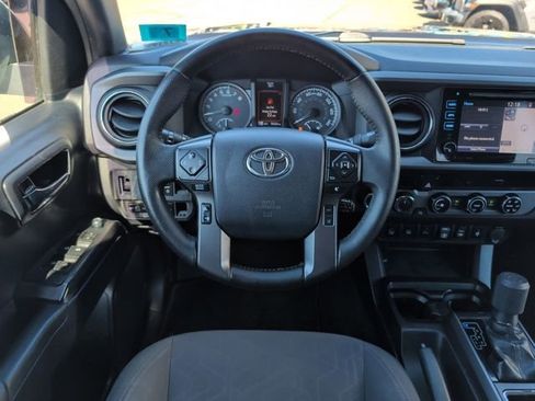Used 2018 Toyota Tacoma TRD Off-Road w/ Technology Package AWD/4WD image 17