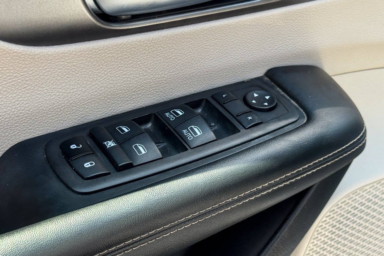 Used 2024 Chrysler Pacifica Limited FWD image 26