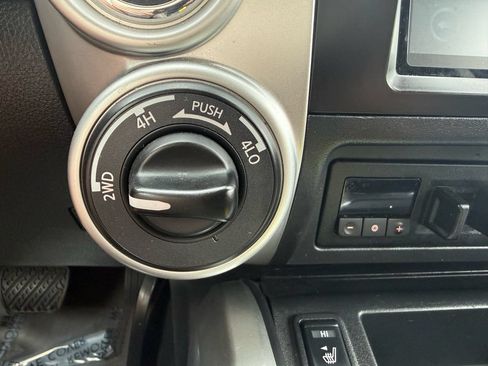 Used 2017 Nissan Titan SV AWD/4WD image 17