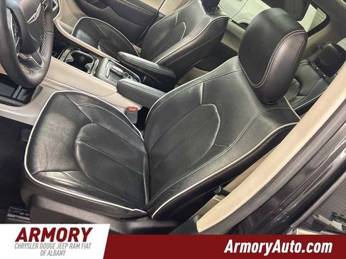 Used 2023 Chrysler Pacifica Limited image 12