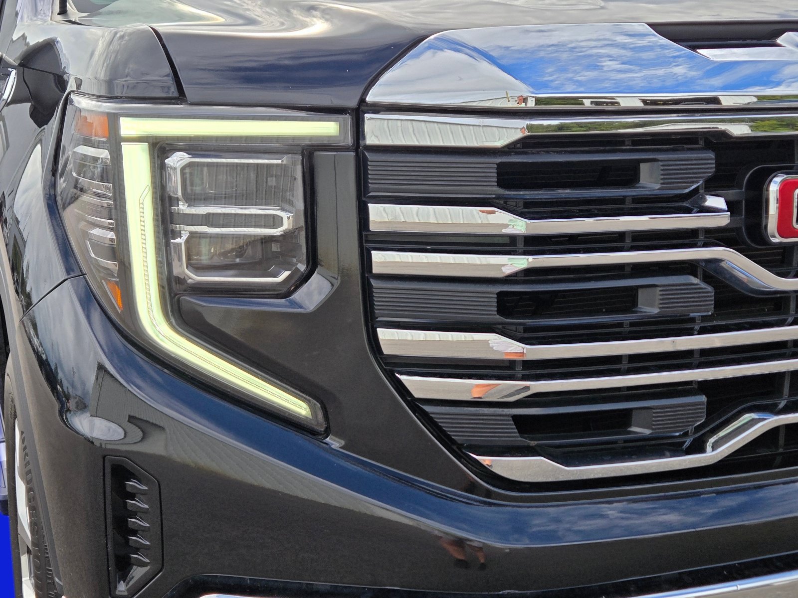 Used 2023 GMC Sierra 1500 SLT RWD image 3