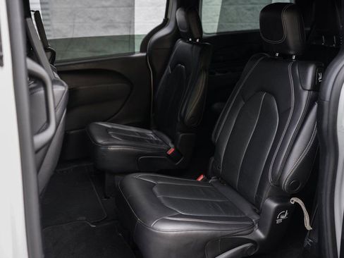 Used 2022 Chrysler Pacifica Touring-L w/ Uconnect Theater Family Group image 24