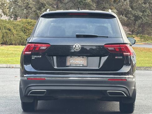 Used 2020 Volkswagen Tiguan SE w/ Panoramic Sunroof Package image 5