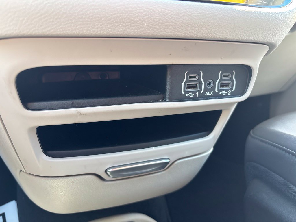 Used 2024 Chrysler Pacifica Touring-L FWD image 29