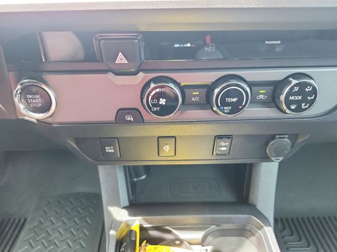 Used 2017 Toyota Tacoma TRD Sport w/ Tow Package RWD image 18