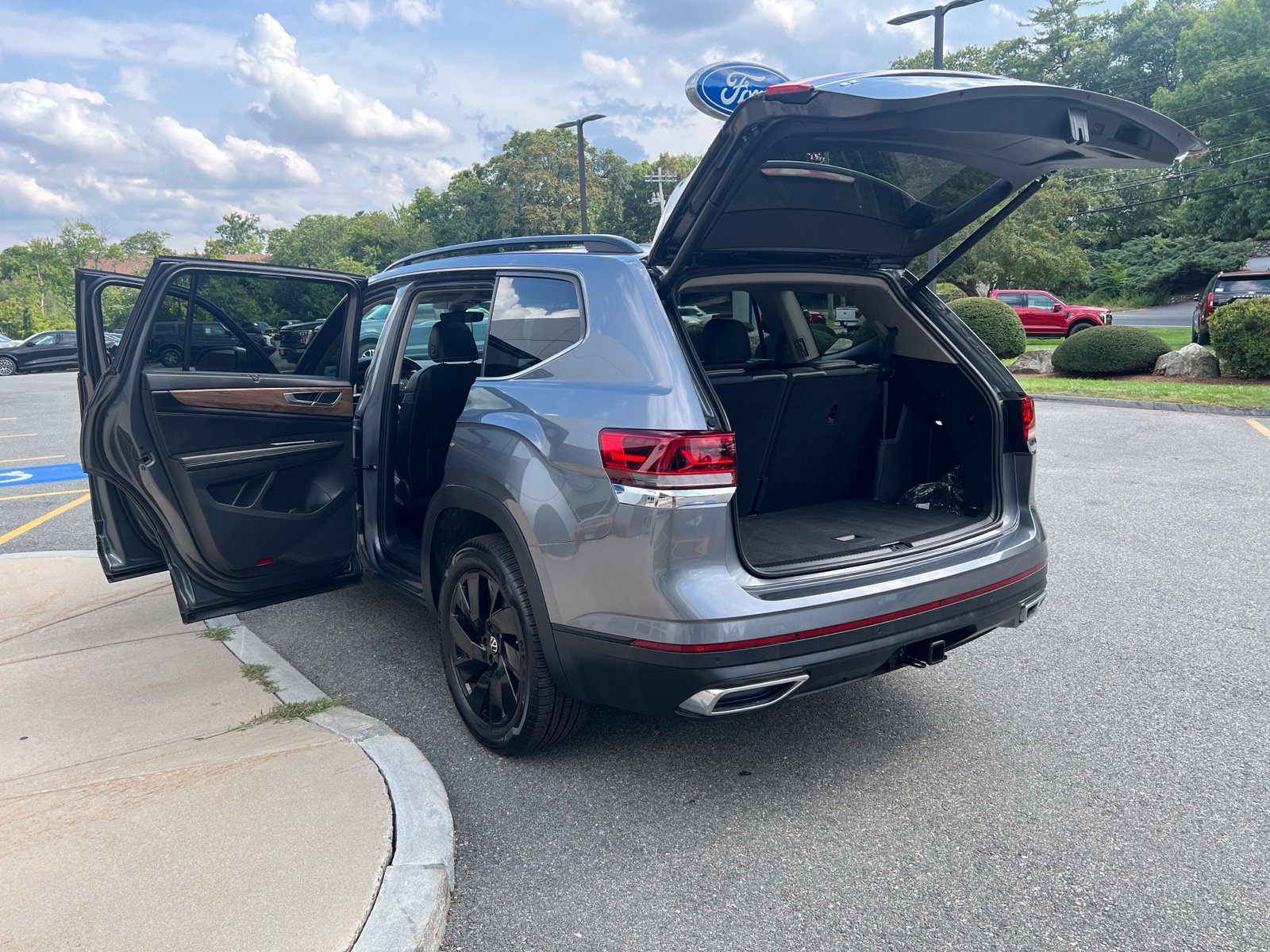 Used 2024 Volkswagen Atlas SE w/ Panoramic Sunroof Package AWD/4WD image 9