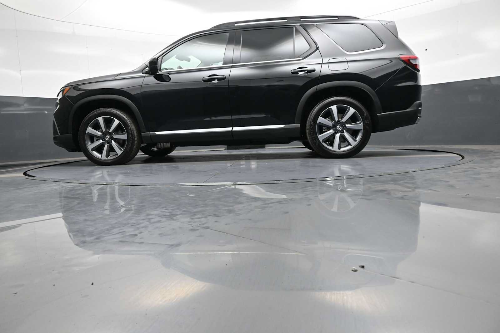 Certified 2025 Honda Pilot Touring image 36
