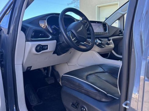 Used 2022 Chrysler Pacifica Limited image 9