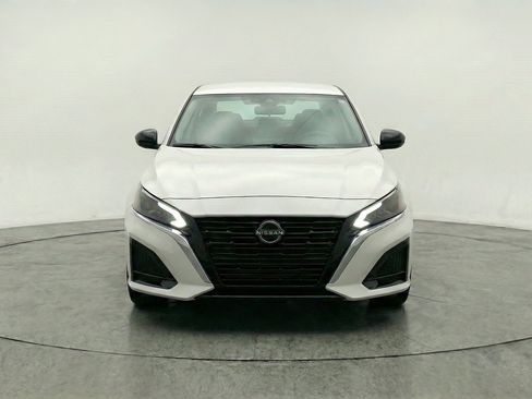 Used 2025 Nissan Altima 2.5 SV FWD image 2
