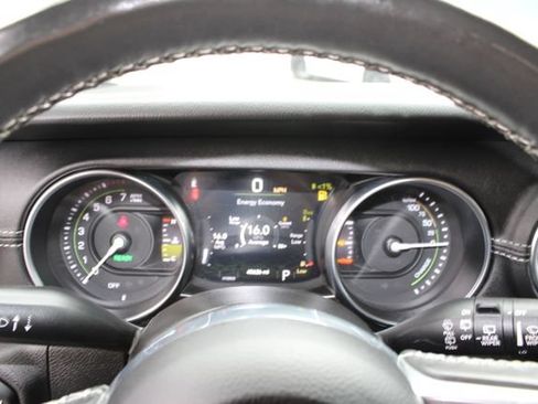 Used 2022 Jeep Wrangler Unlimited Sahara w/ Cold Weather Group AWD/4WD image 18