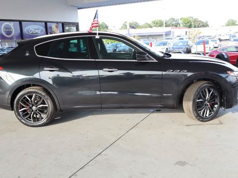 Used 2018 Maserati Levante GranLusso AWD/4WD image 4