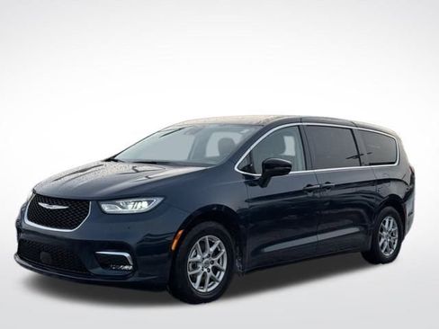 Used 2024 Chrysler Pacifica Touring-L image 4