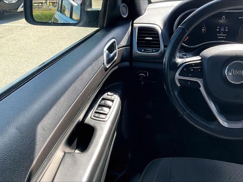 Used 2018 Jeep Grand Cherokee Laredo RWD image 24