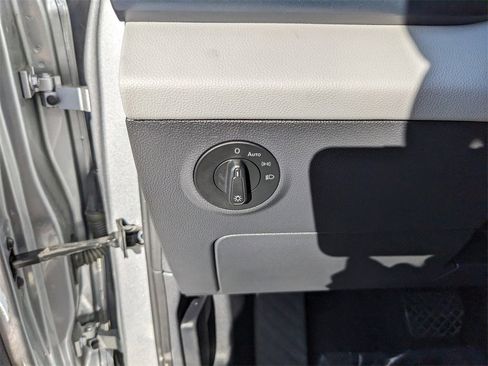 Certified 2022 Volkswagen Taos SE image 28