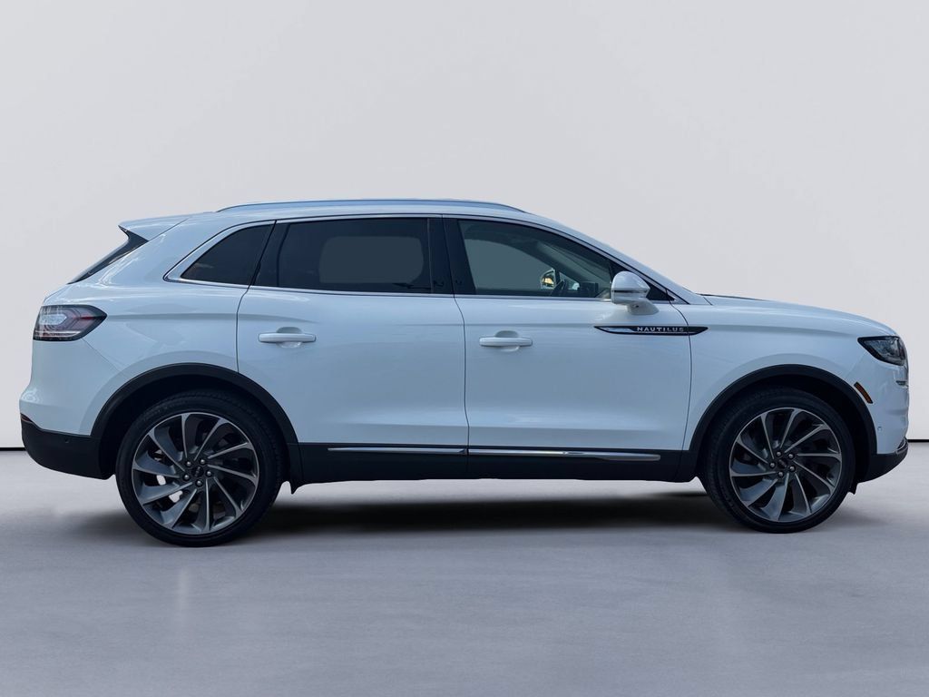 Used 2022 Lincoln Nautilus Reserve w/ Equipment Group 202A AWD/4WD image 2