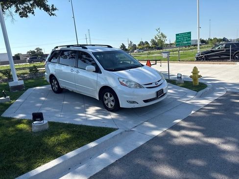 Used 2009 Toyota Sienna XLE FWD image 2
