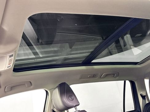 Certified 2024 Volkswagen Tiguan SE w/ Panoramic Sunroof Package AWD/4WD image 18