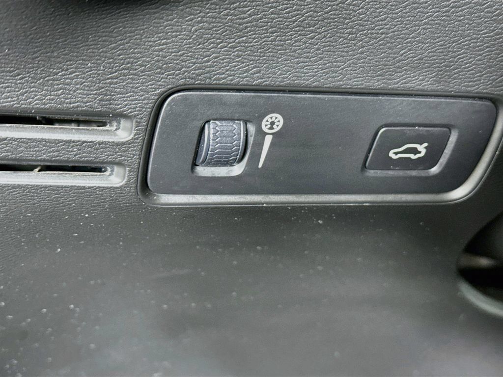 Used 2019 Volvo XC40 T5 R-Design AWD/4WD image 11