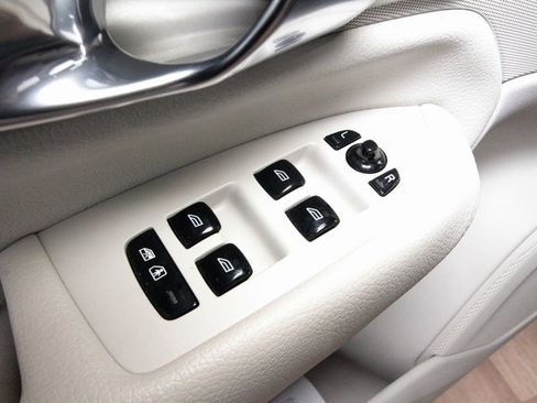 Certified 2022 Volvo XC90 T6 Momentum w/ Advanced Package image 11