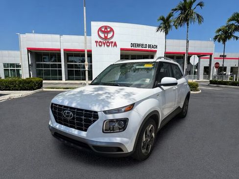 Used 2025 Hyundai Venue SEL FWD image 3