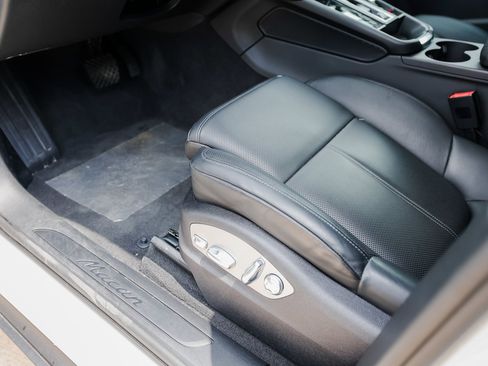 Certified 2025 Porsche Macan image 14