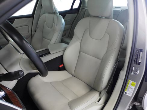 Used 2020 Volvo S60 T5 Momentum image 36