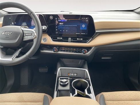 Used 2026 Chevrolet Equinox ACTIV w/ Convenience Package III image 11