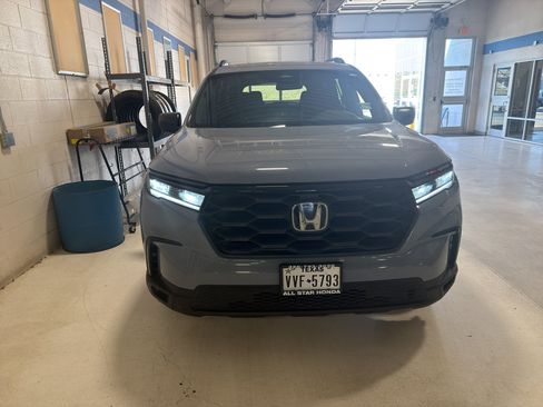 Used 2025 Honda Pilot Sport image 2
