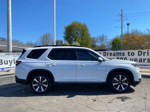 Certified 2023 Honda Pilot Touring image 2