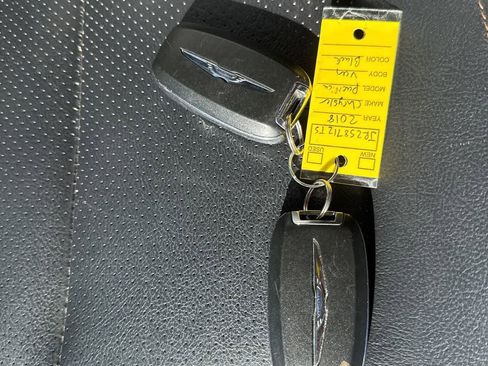 Used 2018 Chrysler Pacifica Touring-L FWD image 21