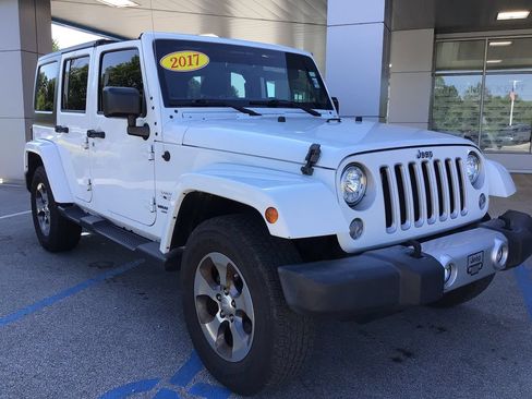 Used 2017 Jeep Wrangler Unlimited Sahara w/ Max Tow Package AWD/4WD image 5