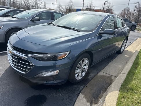 Used 2025 Chevrolet Malibu LT image 2